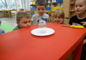 Dzieci obserwują znikającą wodę z talerza